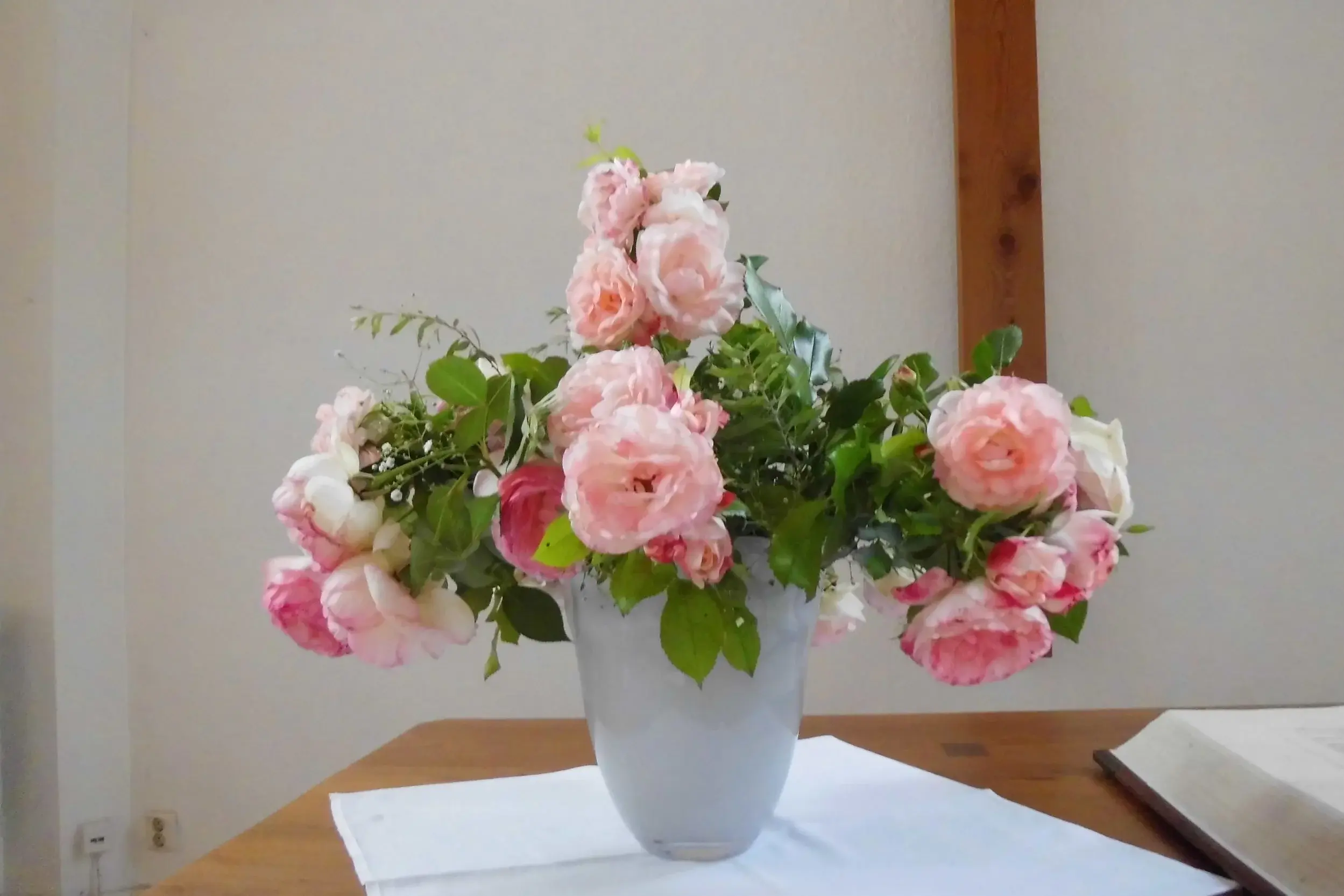 Blumenvase mit Rosen