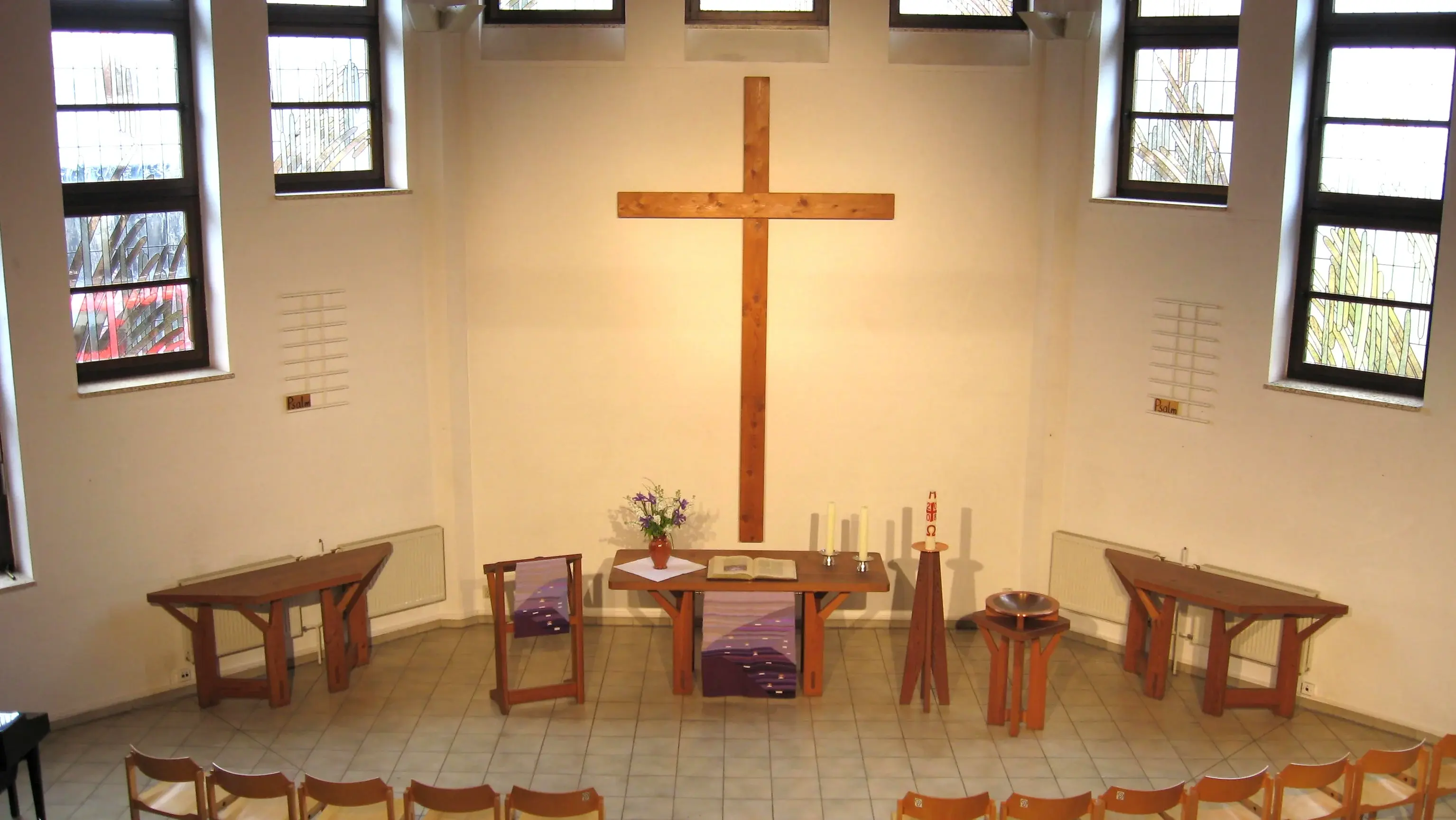 Blick in den Gottesdienstraum auf Altar und Kreuz