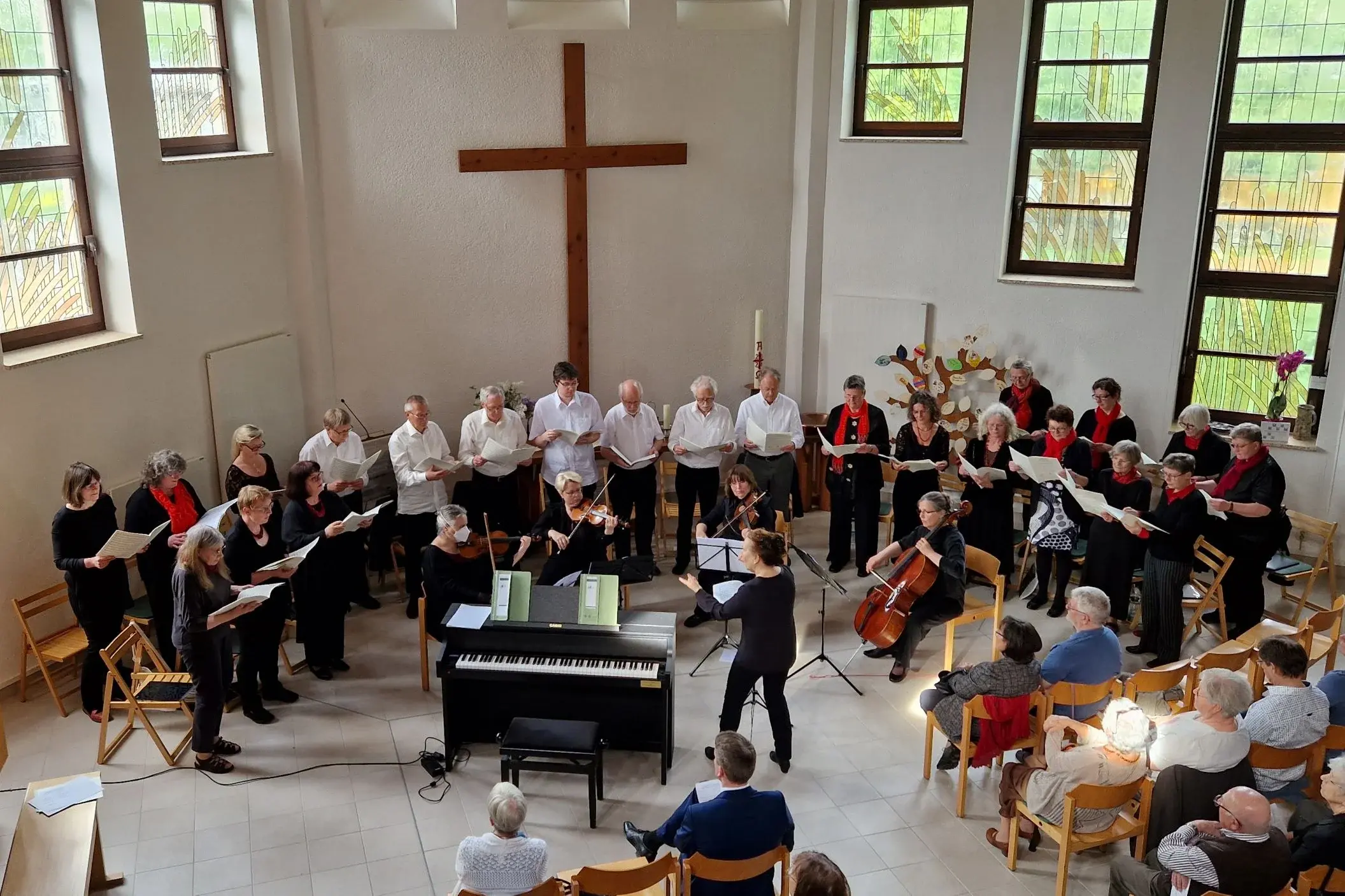 Chor und Musiker im Altarraum der Kirche