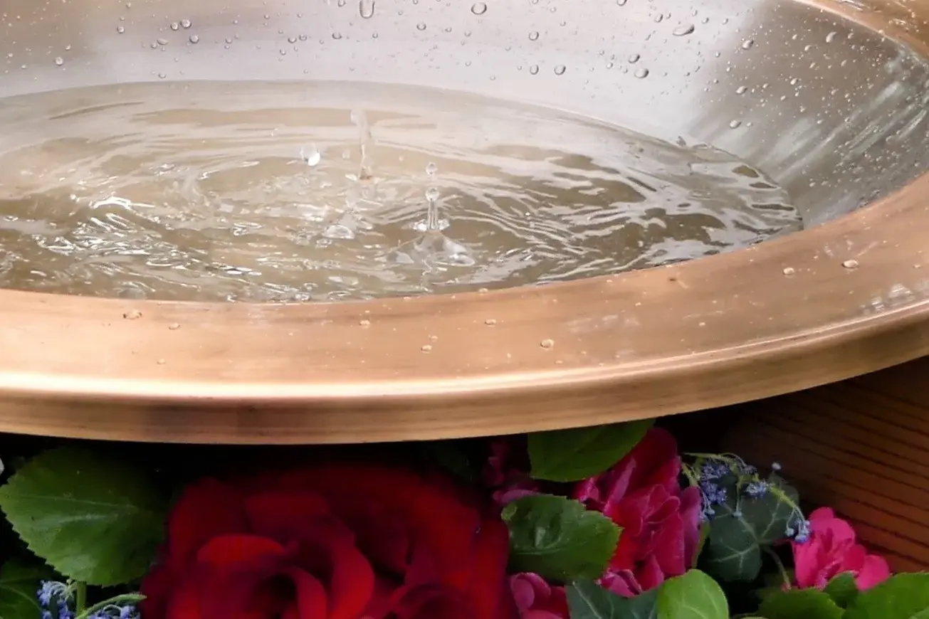 Detailansicht Taufschale mit Wasser und Blumen