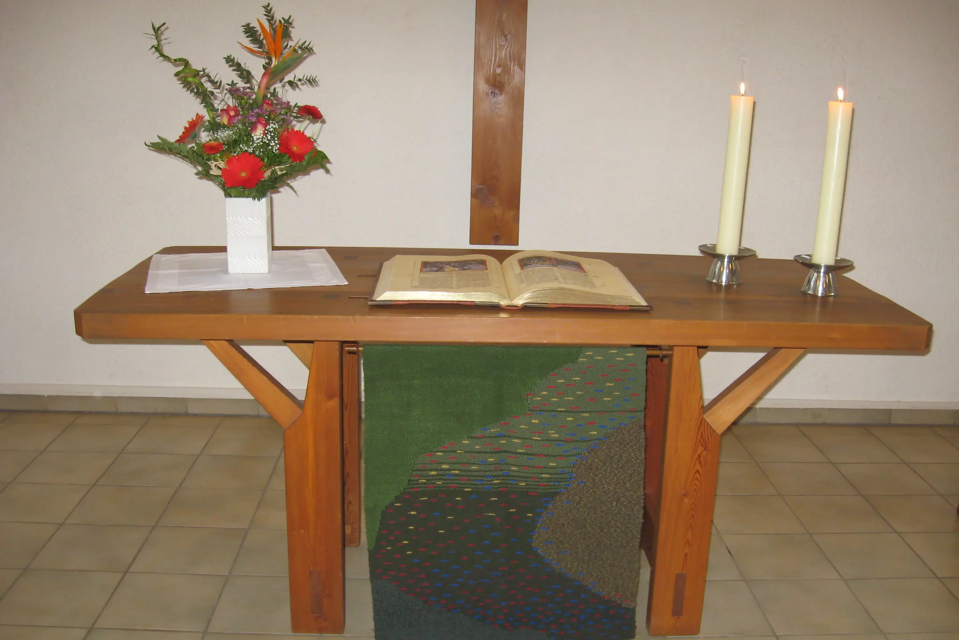 Der Altar mit Kerzen und Blumenstrauß